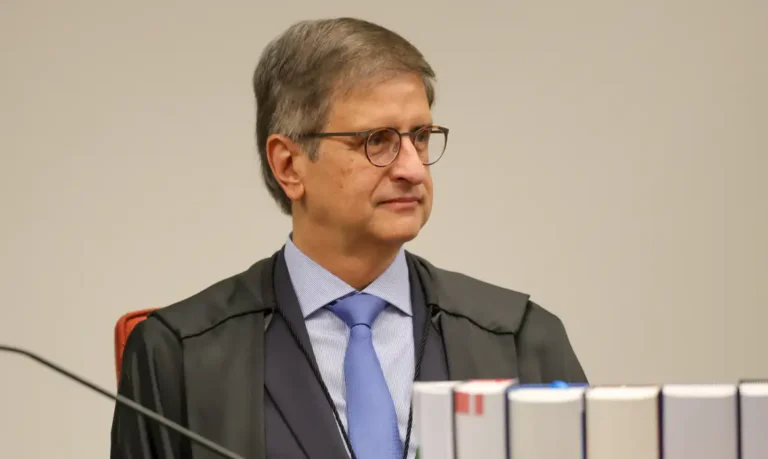 Brasília (DF) 10/09/2025 - O procurador-geral da República, Paulo Gonet, na Primeira Turma do Supremo Tribunal Federal (STF) que realiza o quarto dia de julgamento dos réus do Núcleo 1 da trama golpista, formado pelo ex-presidente Jair Bolsonaro e mais sete aliados.  Foto: Fabio Rodrigues-Pozzebom/ Agência Brasil