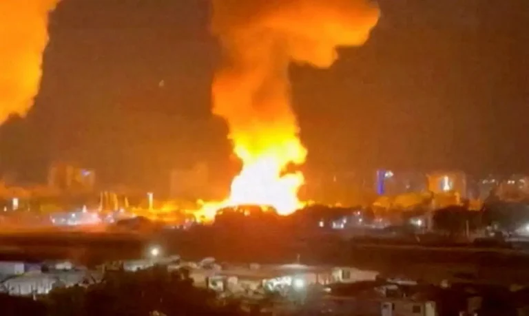 Explosões em Caracas
 3/1/2026    Vídeo obtido pela Reuters