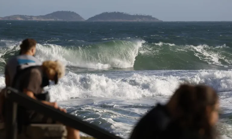 Rio de Janeiro (RJ), 30/07/2025 – Ressaca no mar traz ondas grandes à praia do Leme, provocadas pela passagem de um ciclone extratropical. Foto: Fernando Frazão/Agência Brasil