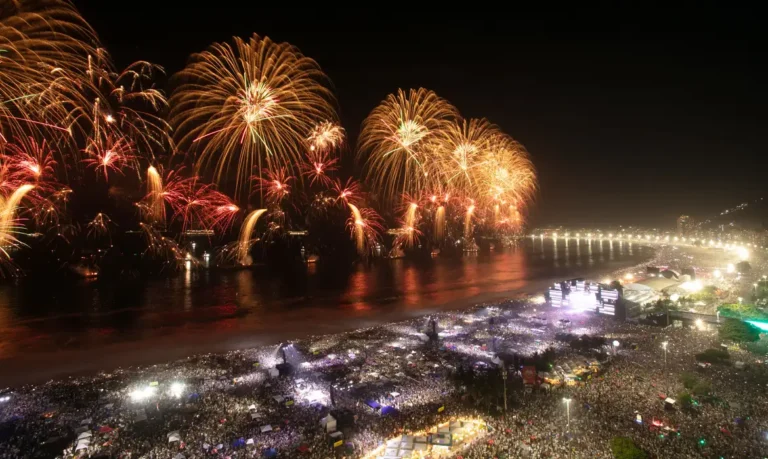 Rio de Janeiro (RJ), 01/01/2026 - Pessoas durante queima de fogos na virada do ano novo do réveillon em Copacabana. Foto: Marco Terranova/Prefeitura do Rio