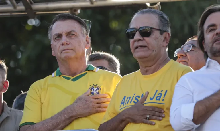 Brasília (DF), 07/05/2025 - O ex presidente, Jair Bolsonaro (e) e pastor, Silas Malafaia (d), participam da manifestação em defesa da anistia aos condenados nos atos golpistas de 8 de Janeiro
Foto: Joédson Alves/Agência Brasil
