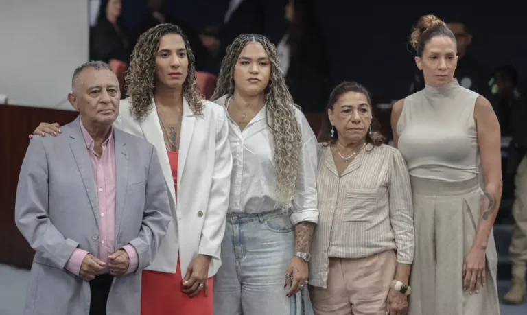 Brasília (DF), 25/02/2026 – Na foto da esquerda para direita,  Antônio Francisco (pai),  ministra Anielle Franco (irmã), Luyara Franco (filha), Marinete Silva (mãe), Mônica Benicio (esposa).
Familiares da ex vereadora, Marielle Franco posam para foto no plenário da primeira turma durante segundo dia do julgamento no STF dos mandantes do assassinato da ex-vereadora, Marielle Franco.
Foto: Valter Campanato/Agência Brasil