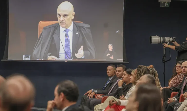 Brasília (DF), 25/02/2026 – Ministro Alexandre de Moraes é visto em um telão no plenário da primeira turma durante segundo dia do julgamento no STF dos mandantes do assassinato da ex-vereadora, Marielle Franco.
Foto: Valter Campanato/Agência Brasil
