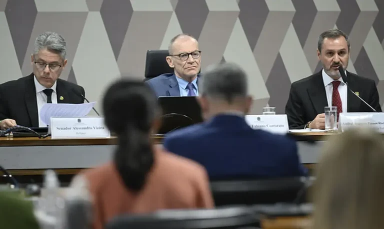 Brasília - 18/11/2025 -  CPI do Crime Organizado (CPICRIME) realiza reunião para ouvir dois depoimentos. À mesa, em pronunciamento, diretor-geral da Polícia Federal, Andrei Augusto Passos Rodrigues. Foto: Andressa Anholete/Agência Senado