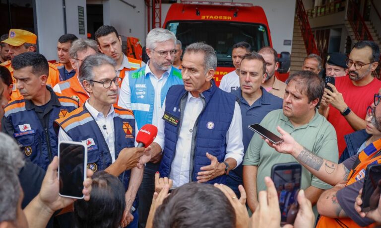 Ubá (MG), 25/02/2026 - ministro da Integração e do Desenvolvimento Regional, Waldez Góes, fala com jornalistas para anúncio de ajuda para os municípios atingidos pela chuva e alagamento. Foto: Márcio Pinheiro/MIDR