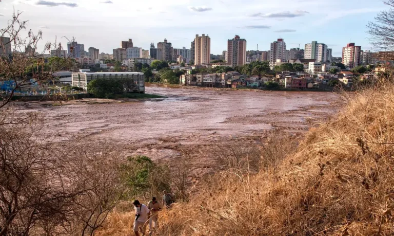Governador Valadares (MG) - Passagem da lama pelo Rio Doce, por causa do rompimento de duas barragens em Mariana, Minas Gerais, causa desastre ambiental (Leonardo Merçon/Instituto Últimos Refúgios/Divulgação)