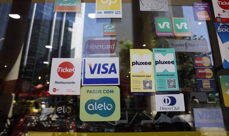 Rio de Janeiro (RJ), 12/01/2025 – Adesivos de operadoras de cartões de benefícios em restaurante. Novo decreto moderniza o Programa de Alimentação do Trabalhador (PAT) e traz novas regras ao sistema de vale-alimentação e vale-refeição. Foto: Fernando Frazão/Agência Brasil