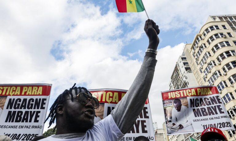 São Paulo(SP), 14/04/2025 - Manifestação  na praça da República, contra a morte do ambulante senegalês Ngange Mbaye, na sexta-feira, morto por um policial militar durante operação delegada no Brás, contra o comércio ambulante. 
Foto: Paulo Pinto/Agência Brasil