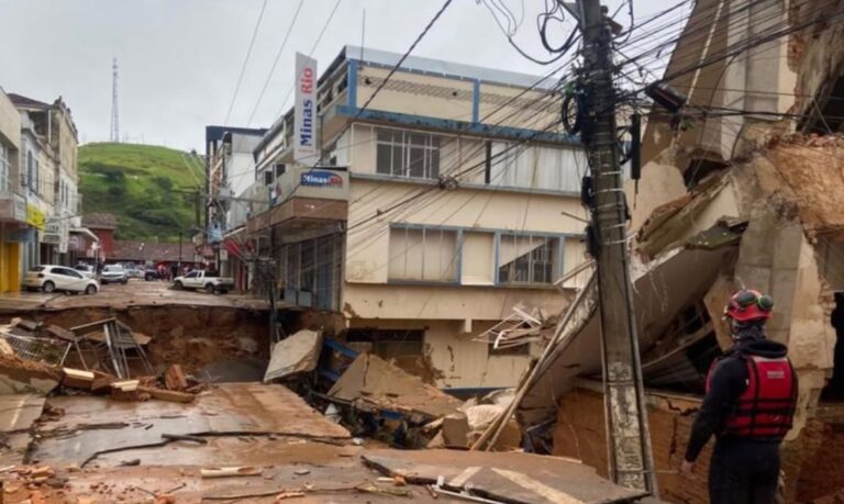 Juiz de Fora (MG), 24/02/2026 - Soldado do Corpo de Bombeiros faz busca em casas soterradas após fortes chuvas. Foto: CBMMG/Divulgação