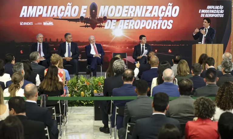Brasília (DF), 11/02/2026 - O presidente Luiz Inácio Lula da Silva participa de cerimônia para anúncio de investimentos para ampliação e modernização de 11 aeroportos do país. Serão beneficiados os aeroportos de Congonhas (São Paulo), Campo Grande (MS), Ponta Porã (MS), Corumbá (MS), Santarém (PA), Marabá (PA), Carajás (PA), Altamira (PA), Uberlândia (MG), Uberaba (MG) e Montes Claros (MG). Foto: Marcelo Camargo/Agência Brasil