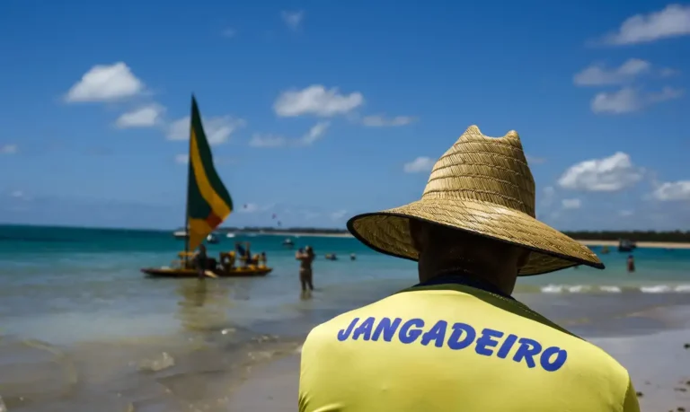 Ipojuca (PE), 26/10/2023 - O jangadeiro Armando Júnior leva turistas para visitar recifes de corais na praia de Porto de Galinhas. Foto: Fernando Frazão/Agência Brasil
