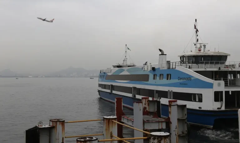 Barca que faz o trajeto Praça XV à Ilha de Paquetá na Estação das Barcas na Praça XV, centro do Rio de Janeiro.