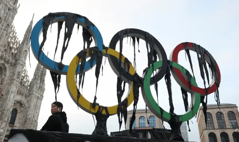 Óleo preto pingando dos anéis olímpicos durante protesto do Greenpeace antes da chegada da tocha olímpica dos Jogos de Inverno em Milão, na Itália
05/02/2026 REUTERS/Claudia Greco
