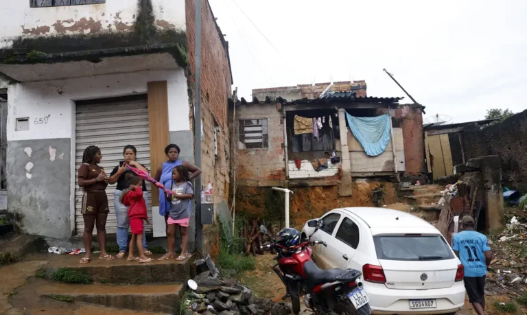 Juiz de Fora (MG), 24/02/2026 - Familiares acompanham busca e resgate de pessoas em escombros de casas soterradas por lama após fortes chuvas. Foto: Tânia Rêgo/Agência Brasil