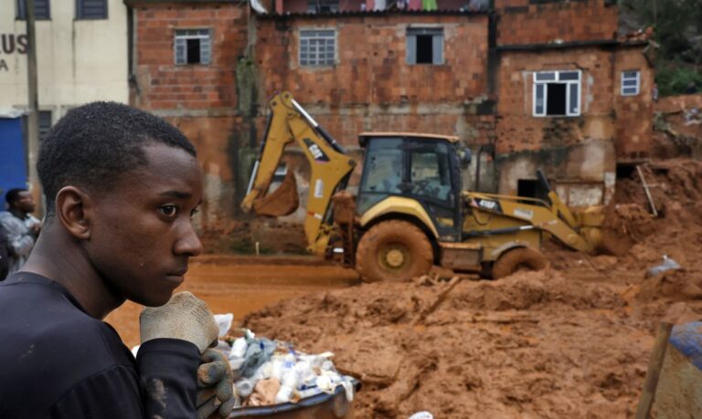 Juiz de Fora (MG), 24/02/2026 - Voluntário acompanha busca e resgate de pessoas em escombros de casas soterradas por lama após fortes chuvas. Foto: Tânia Rêgo/Agência Brasil