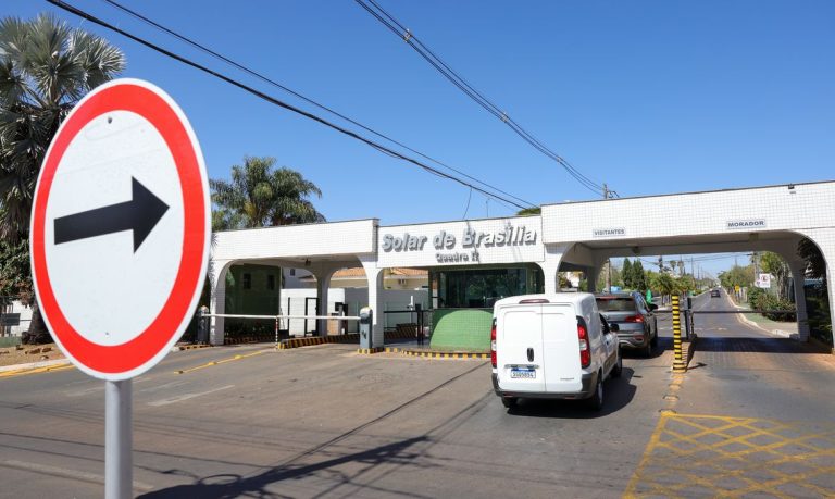 Brasília (DF) 07/08/2025 Fachada do condomínio Solar de Brasília, onde mora e cumpre prisão domiciliar o ex-presidente Jair Bolsonaro.  Foto: Fabio Rodrigues-Pozzebom/ Agência Brasil