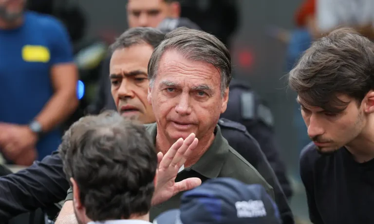 Brasília (DF) 14/09/2025 O ex-presidente Jair Bolsonaro, acompanhado de seu filho, Jair Renan, deixa hospital sob forte esquema de segurança, após passar por procedimentos.  Foto: Fabio Rodrigues-Pozzebom/ Agência Brasil