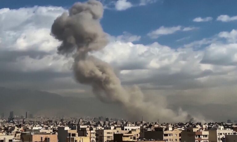 28/02/2026 - Plumas de fumaça foram vistas subindo sobre o horizonte de Teerã após Israel anunciar que lançou um ataque preventivo contra o Irã no sábado (28 de fevereiro), enquanto a mídia iraniana noticiava que explosões foram ouvidas na capital. Foto: Frame/Reuters - Proibido reprodução