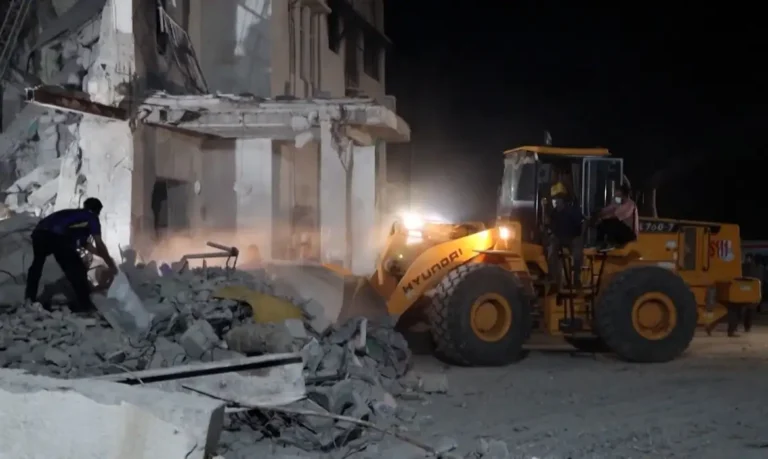 01/03/2026 - Dezenas mortos em ataque israelense à escola do Irã, segundo relatos da mídia estatal. Foto: Frame/Reuters - Proibido Reprodução