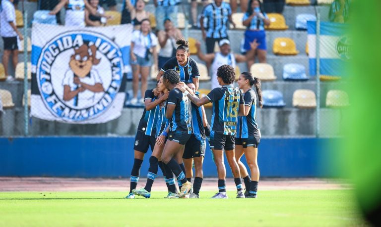 RS - FUTEBOL/CAMPEONATO BRASILEIRO FEMININO 2026/GREMIO X INTERNACIONAL - ESPORTES - Lance da partida entre Gremio e Internacional disputada na noite desta segunda-feira no Estádio do SESC, em Porto Alegre, valida pelo Campeonato Brasileiro Feminino 2026. FOTO: LUCAS UEBEL/GREMIO FBPA