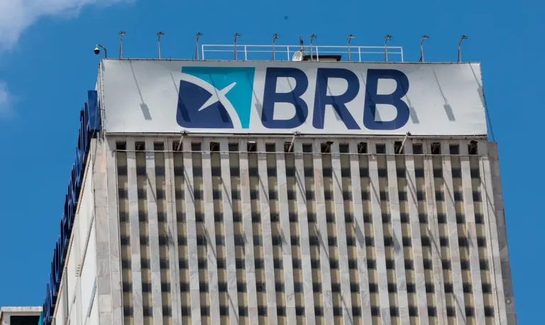 Brasília (DF), 19/11/2025 – Fachada do prédio do banco de Brasília (BRB).  Em março de 2025, o conselho do Banco BRB aprovou a compra de 58% do capital do Banco Master, valor estimado em R$ 2 bilhões.
O acordo previa que o BRB, uma sociedade de capital e controlada majoritariamente pelo Governo do Distrito Federal (GDF)
Foto: Joédson Alves/Agência Brasil