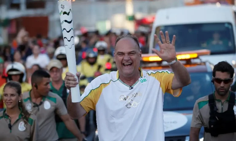 Oscar Schmidt participa do revezamento da tocha olímpico dos Jogos Rio 2016 em Natal
4 de junho de 2016
Marcos de Paula/Cortesia da Rio2016/Divulgação via Reuters