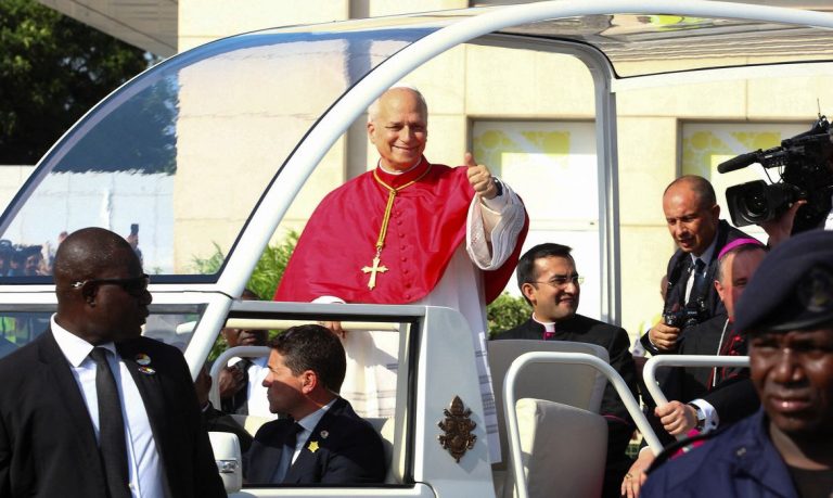 Pope Leo XIV gestures to people as he begins his apostolic journey to Angola, in Luanda, Angola, April 18, 2026. REUTERS/Cesar Muginga/ Proibida reprodução