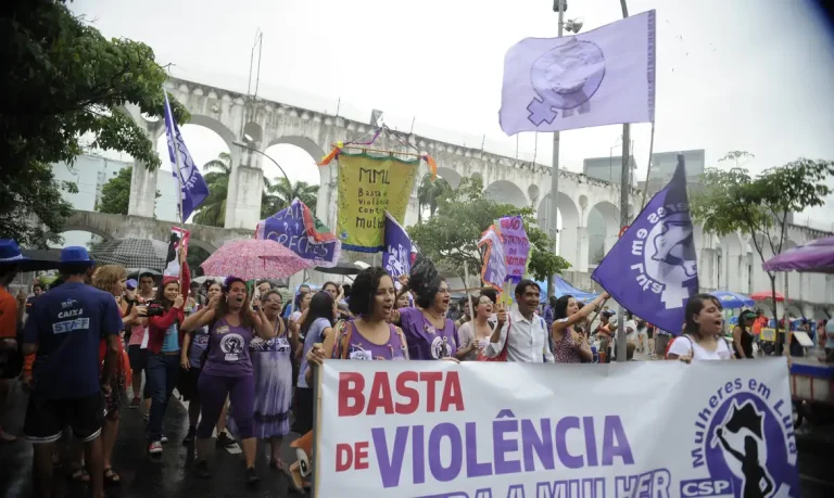 Rio de Janeiro - Grupo faz passeata pelas ruas da Lapa em defesa dos direitos das mulheres e contra a violência (Tânia Rêgo/Agência Brasil)