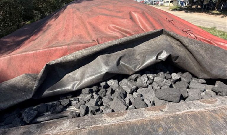 Itaguaí (RJ), 22/04/2026 - Foram apreendidos 100 toneladas de coque siderúrgico acondicionadas de forma irregular. Trata-se de um combustível sólido, derivado industrial do carvão mineral, utilizado em usinas siderúrgicas altamente inflamável e poluente. Foto: SUBPAN/Divulgação