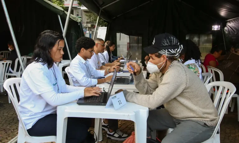 São Paulo (SP), 13/05/2025 - 3ª Semana Nacional de Registro Civil - Registre-se!, em São Paulo. A iniciativa, liderada pelo Conselho Nacional de Justiça, tem como objetivo facilitar o acesso à cidadania para pessoas em situação de vulnerabilidade. As ações acontecem na Praça da Sé. A organização fornece alimentação para o público no local e a expectativa é que sejam distribuídas mais de 2000 marmitas.
Foto: Cadu Pinotti/Agência Brasil
