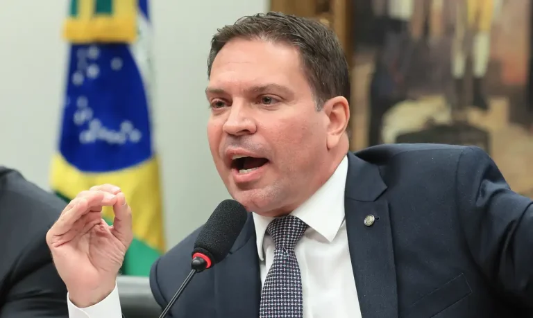 Brasília (DF), 07/05/2025  - Reunião da Comissão de Constituição e Justiça e de Cidadania (CCJ) da Câmara para votar requerimento que pede a suspensão de ação penal contra o deputado Ramagem.Foto: Lula Marques/Agência Brasil