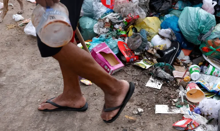 Rio de Janeiro (RJ), 01/04/2026 - Lixão à beira da Baía de Guanabara, na comunidade Salsa e Merengue. Saneamento básico em localidades do Complexo da Maré. Foto: Tânia Rêgo/Agência Brasil