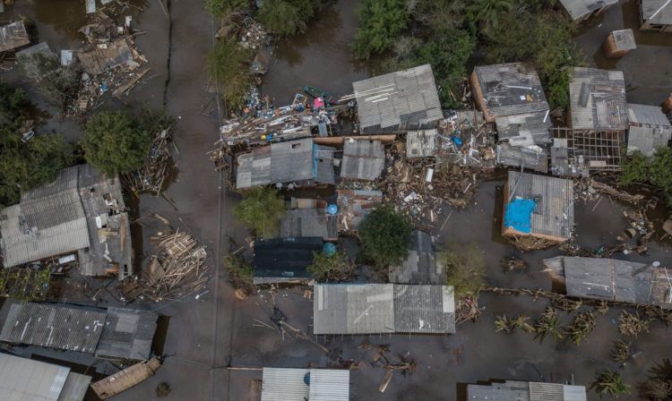 Eldorado do Sul (RS), 22/05/2024 – CHUVAS-RS - DESTRUIÇÃO - Conforme as águas vão baixando, moradores de Eldorado do Sul tendo contato com os estragos causados pelas enchentes. - Foto: Rafa Neddermeyer/Agência Brasil