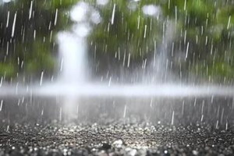 20568608-pesado-chuva-solta-as-a-estrada-superficie-bokeh-fundo-foto.jpg