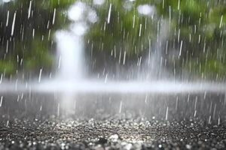 20568608-pesado-chuva-solta-as-a-estrada-superficie-bokeh-fundo-foto.jpg