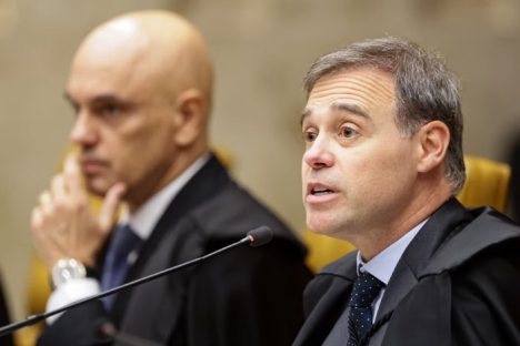 Ministros André Mendonça e Alexandre de Moraes no STF