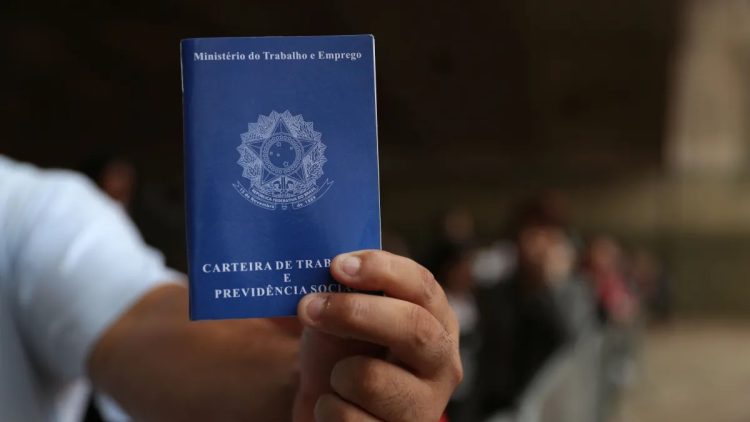 Homem mostra carteira de trabalho em São Paulo  • Amanda Perobelli/Reuters