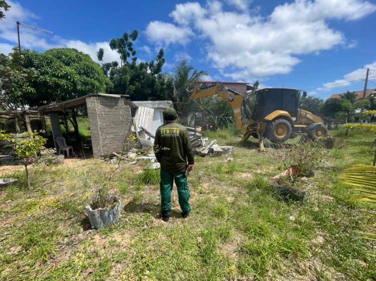 Construção irregular em Neópolis - Natal/RN | Crédito: Fiscalização/Semurb