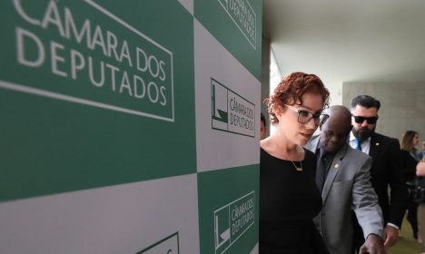 Brasília (DF) 02/08/2023 Deputada Carla Zambelli durente coletiva no salão verde da Câmara dos Deputados.  Foto Lula Marques/Agência Brasil