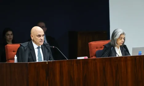 Brasília (DF) 02/09/2025 - Os ministros Alexandre de Moraes e Carmem Lúcia na sessão do STF de julgamento de Bolsonaro e de mais sete réus da trama golpista .  Foto: Fabio Rodrigues-Pozzebom/ Agência Brasil
