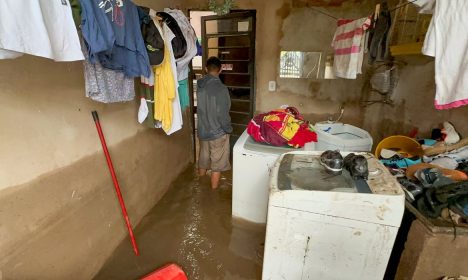 Brasília, DF 03/01/2024 Grande volume de chuvas no DF alaga pistas e causa transtornos a moradores da Vila Cauhy, bairro da cidade satélite do Núcleo Bandeirante   Foto: Fabio Rodrigues-Pozzebom/ Agência Brasil