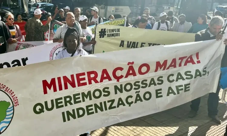 17.06.2024. Belo Horizonte (MG) - Atingidos pelo rompimento da barragem da mineradora Samarco realizaram uma manifestação em Belo Horizonte onde cobram participação nas negociações envolvendo a repactuação do acordo de reparação. 
MAB/Divulgação