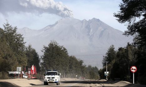 Vulcão Calbuco continua a expelir cinzas no vilarejo Ensenada, na região de Los Lagos, Sul do Chile