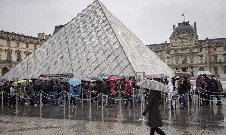Museu do Louvre é reaberto em Paris