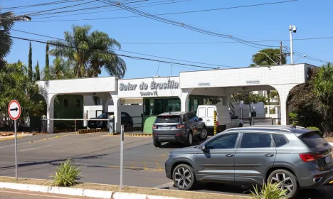 Brasília (DF) 07/08/2025 Fachada do condomínio Solar de Brasília, onde mora e cumpre prisão domiciliar o ex-presidente Jair Bolsonaro.  Foto: Fabio Rodrigues-Pozzebom/ Agência Brasil