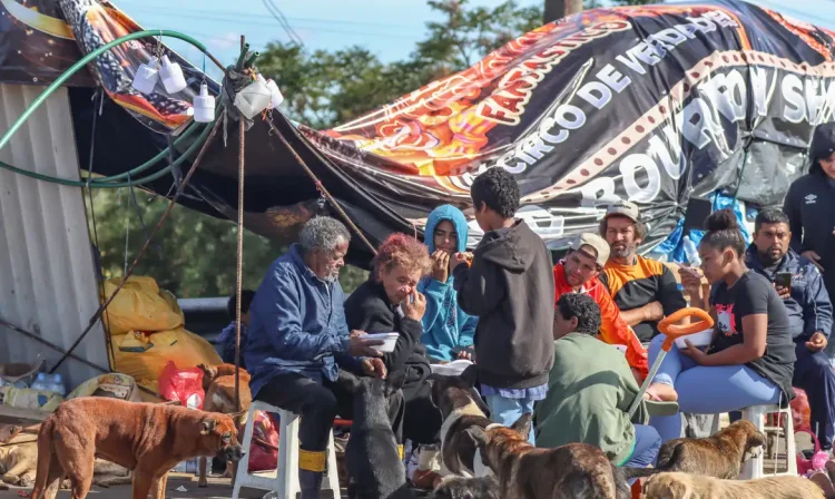 Porto Alegre (RS), 17/05/2024 – CHUVAS RS- DESABRIGADOS - Moradores desabrigados da Vila Santo André, divisa de Porto Alegre e Canoas, montam acampamento na rodovia,  esperando a água que invadiu suas casas baixe. - . Foto: Rafa Neddermeyer/Agência Brasil