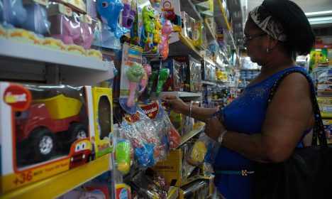 Rio de Janeiro - A dona de casa Maria das Graças Benedito, 67 anos, compra presentes para o Dia da Criança no comércio da Saara (Fernando Frazão/Agência Brasil))