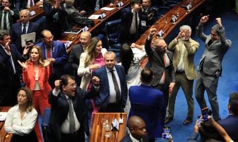 Brasília (DF) 08/11/2023  Sessão que votou em  primeiro turno, a proposta de emenda à Constituição (PEC 45/2019) da reforma tributária. ( Senadores governistas comemoram a votação) .Foto Lula Marques/ Agência Brasil