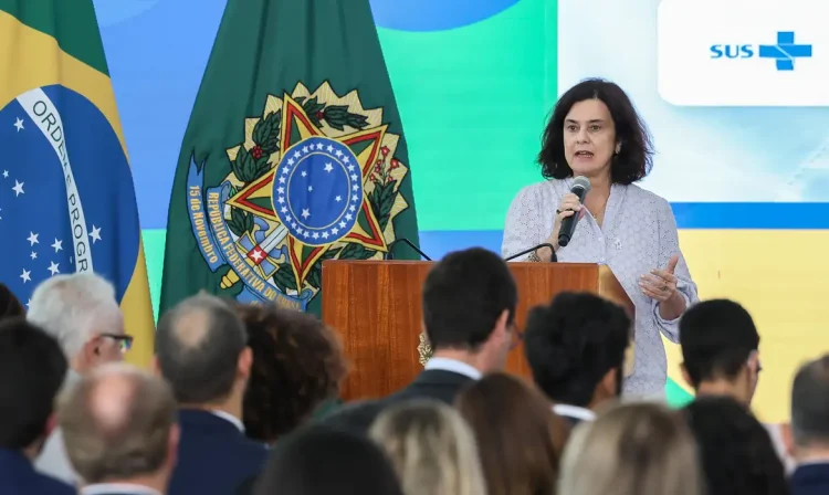 Brasília (DF), 08/04/2024, A ministra da Saúde, Nísia Trindade, durante entrevista coletiva sobre questões relacionadas à saúde, como vacinação e combate à dengue, no Palácio do Planalto.  Foto: Antonio Cruz/ Agência Brasil