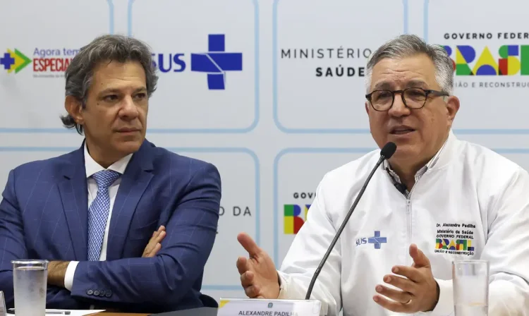 Brasília (DF), 24/06/2025 - Os ministros da Fazenda, Fernando Haddad, e da Saúde, Alexandre Padilha, durante entrevista coletiva para falar sobre a troca de dívidas tributárias de hospitais privados e filantrópicos com a União por prestação de atendimento especializado para os pacientes do SUS. A medida faz parte do programa Agora Tem Especialistas – lançado recentemente pelo Ministério da Saúde – e busca ampliar a capacidade de atendimento, a fim de reduzir a fila de espera por consultas, exames e cirurgias no SUS. Foto: Antonio Cruz/Agência Brasil
